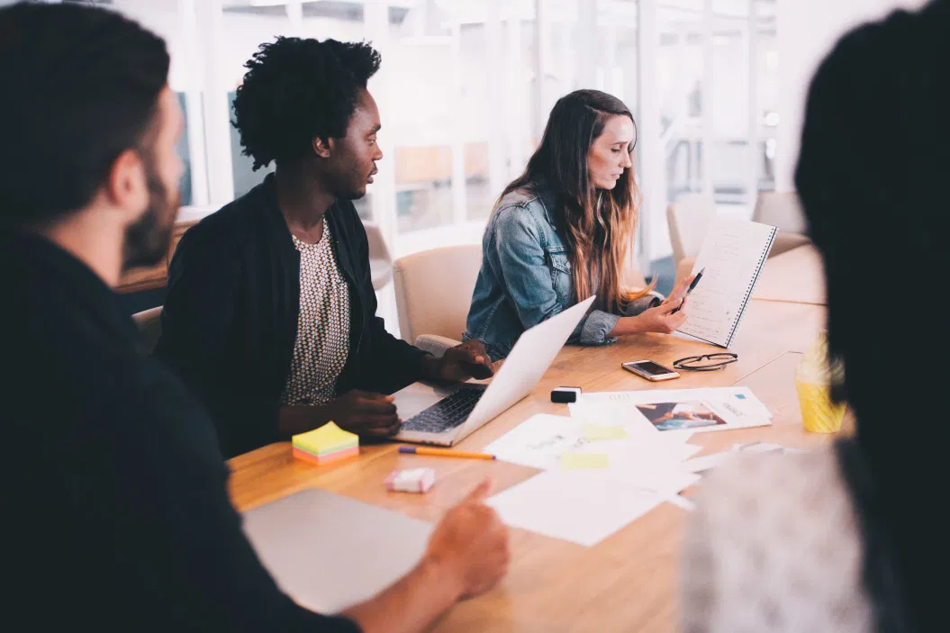 start-up-office-meeting-and-brainstorming_t20_b8vmdP