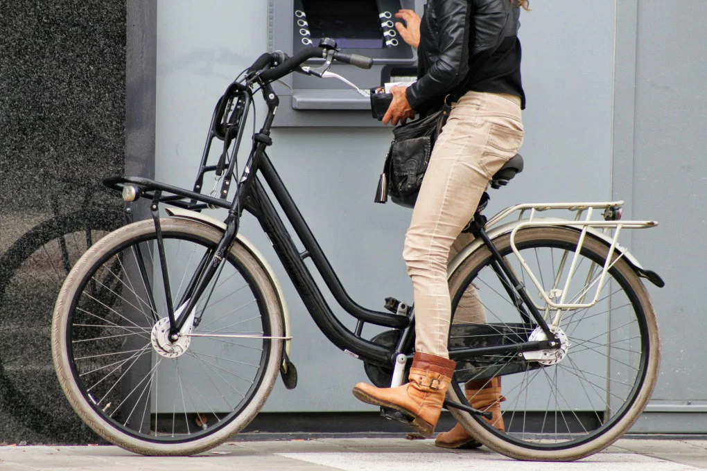using-atm-amsterdam-economy-banking-finance-financial-woman-business-business-woman-urban-city-life_t20_AeKLk0