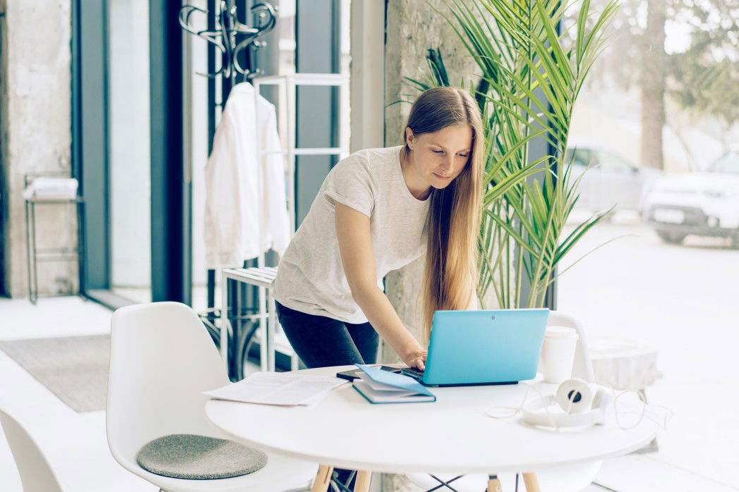 a-business-girl-is-browsing-social-news-on-the-phone-and-in-a-laptop-modern-technologies-allow-you-to_t20_yngLvp a-business-girl-is-browsing-social-news-on-the-phone-and-in-a-laptop-modern-technologies-allow-you-to_t20_yngLvp